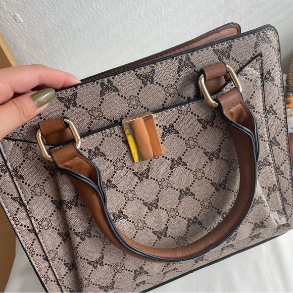 Tan Purse - Cross Over Purse - Golden Accents - Picture 7 of 11